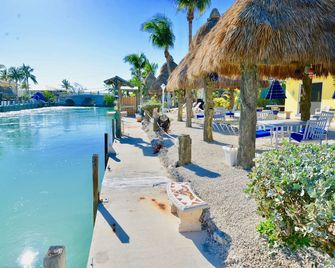Duplex In Duck Key, 2 Bedroom/2 Bath, W/Private 90' Dock, Trailer Storage - Duck Key - Piscina