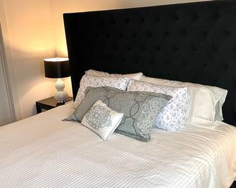 Luxurious & Comfy ~ 5 Location ~ King Bed ~ Pool - Atlanta - Habitación