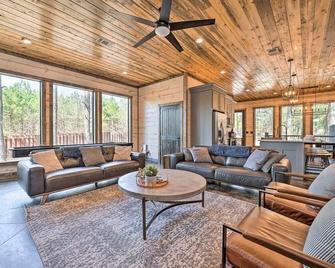 Family Getaway, Hot Tub, Firepit! - Broken Bow - Living room