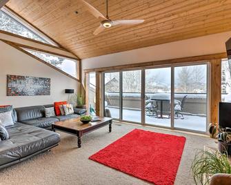 2 Mi to Park City Mtn Townhome with Balcony - Park City - Living room