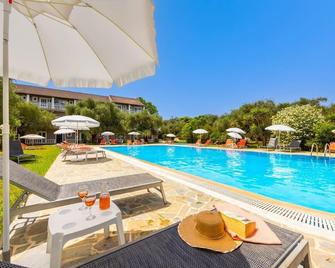 Kosmas Apartments - Roda - Zwembad