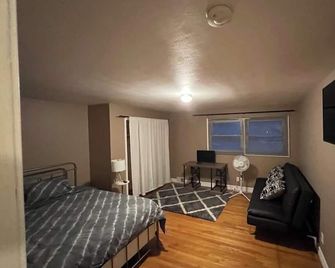 Spacious University area 2 bedroom apartment 1 mile from SU. Parkside view!n - Syracuse - Bedroom