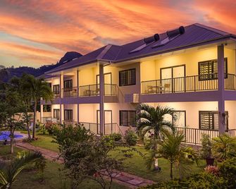 كريول بريز سيلف كاترينج أبارتمنتس - فيكتوريا - مبنى