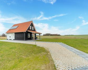 Luxury villa on the Eastern Scheldt with sauna and stunning views - Scherpenisse - Edificio