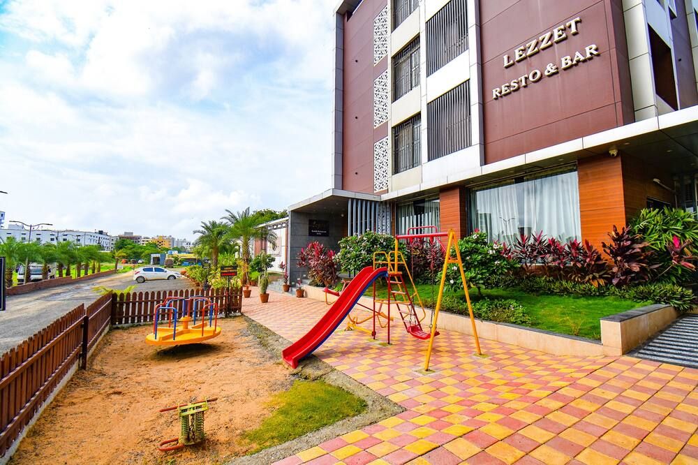 Fabhotel Prime Rajmudra - Nr. Butterfly Trampoline Park - Hinjawadi thumbnail 3
