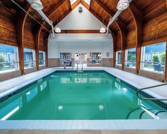 AmericInn by Wyndham Omaha Near Zoo - Omaha - Pool