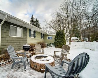 Lake Erie Escape 1/2 Mi to Water: Families Welcome - Geneva - Patio