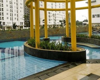 Comfy Studio Bassura City Apartment by Travelio - Yakarta - Piscina
