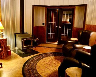 Incredibly Unique Romantic Retreat in Grain Bin Accommodation near Sundre, Alberta - Sundre - Lounge