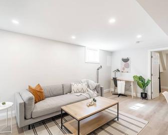 2Bed Sun Kissed Mountain Suite w/Private Patio. 10 mins to waterfalls & downtown - Hamilton - Wohnzimmer