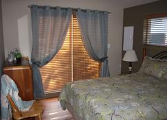 Welcome to Port Renfrew's Pet Friendly Cottage - Port Renfrew - Bedroom