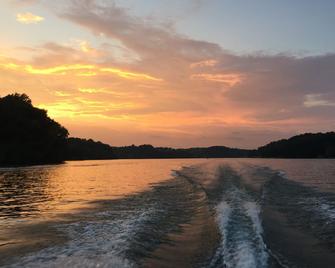 A Little Slice of Heaven - Come see one of Tennessee's best kept secrets - Winchester - Vista del exterior