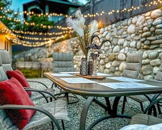 Boutique retreat with lake view. - Peachland - Patio