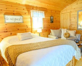 1 Queen size bed &Love seat sofa, Creek view - Shamokin - Bedroom