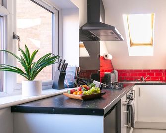 Leicester's Lyter living Serviced apartments Opposite Leicester Railway Station - Leicester - Kitchen