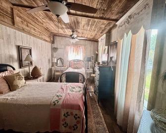 Charming pet friendly 2-bedroom cabin in lovely Monroe with WiFi, AC - Monroe
