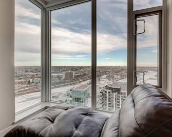 Luxury Downtown Sub-Penthouse Condo on Riverfront - Near Stampede (1320 sq ft) - 卡爾加里 - 客廳
