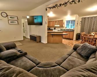 The Haire Haus - Nampa - Living room