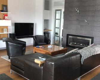 Stunning beach house - Kaiteriteri - Living room