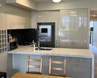 Large two Queen bed apartment- spa/pool area access - Sydney - Kitchen