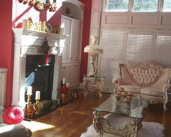 Eagles Landing Prominent Figures & Celebrities Community Luxury Homes - McDonough - Living room