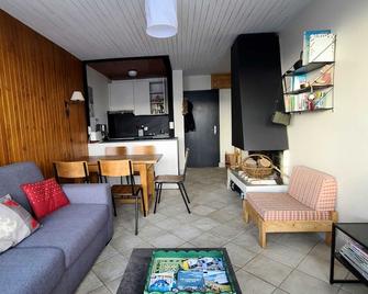 South-facing balcony. HD Internet. Telework and ski! Ski locker on the ground floor - Bourg-Saint-Maurice - Living room