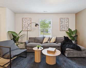 Upscale King 3br Townhouse Mins To Cary & Nc State - Raleigh - Olohuone