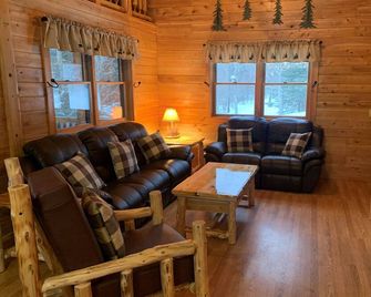 Owl's Nest- Beautiful, spacious log home, sleeps up to 8, pet friendly - Pittsburg - Sala de estar