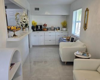 Palm Breeze Hotel - Lake Worth