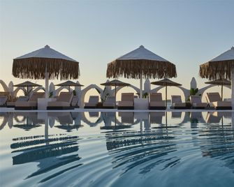 Pounda Resort Paros, a member of Radisson Individuals - Pounta - Piscina