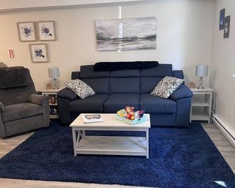 Hot tub, Pet Friendly + Monthly Discounts! Trails Nearby! - Nanaimo - Wohnzimmer