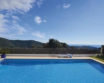 In this vacation home you can relax and enjoy your vacation. - Sant Cebrià de Vallalta - Piscina