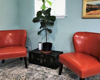 Private Country Cottage 17 minutes from Baylor and the Silos - Lorena - Living room