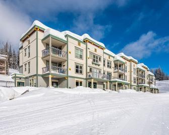 Large Corner Condo in Creekside with a Patio to enjoy the Views - Armstrong - Building