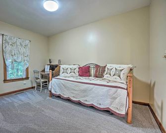 'Rise and Shine Farm' in Goshen w/ BBQ & Fire Pit! - Goshen