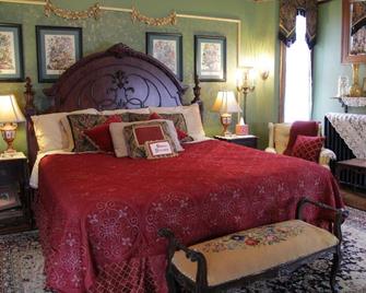 Schuster Mansion Bed & Breakfast - Milwaukee - Bedroom