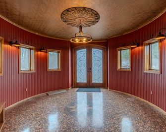 Helicopter Barn! Bowling Alley/Park/Hot Tub/Sauna - Cloquet - Hallway