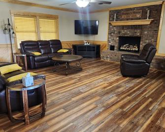 Happy's House - Benson - Living room