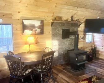 Cozy one-bedroom cabin nestled in the woods beside Stonewall Jackson Resort. - Orlando - Essbereich