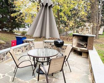 A basement apartment with private bedroom, full bath, kitchen and entrance. - Paoli - Patio