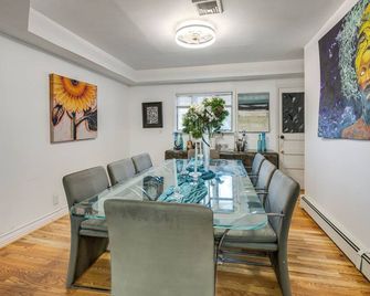 8 Mi to Jones Beach State Park! Cozy Home w/ Porch - Baldwin - Comedor