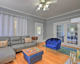 Spacious Lanett Haven w/ Sunroom + Large Deck - Lanett - Living room
