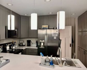 Swordfish Suite - Dog Retreat …Dog Friendly House- 2 blocks from Lake! - Clear Lake - Kitchen