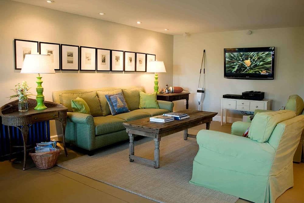 Amazing Views, and Comfortable Spaces in this Well Appointed Island Home - Bailey Island - Soggiorno