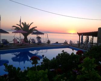 Violetta Seaside Studios&Apartments - Karlovasi - Pool