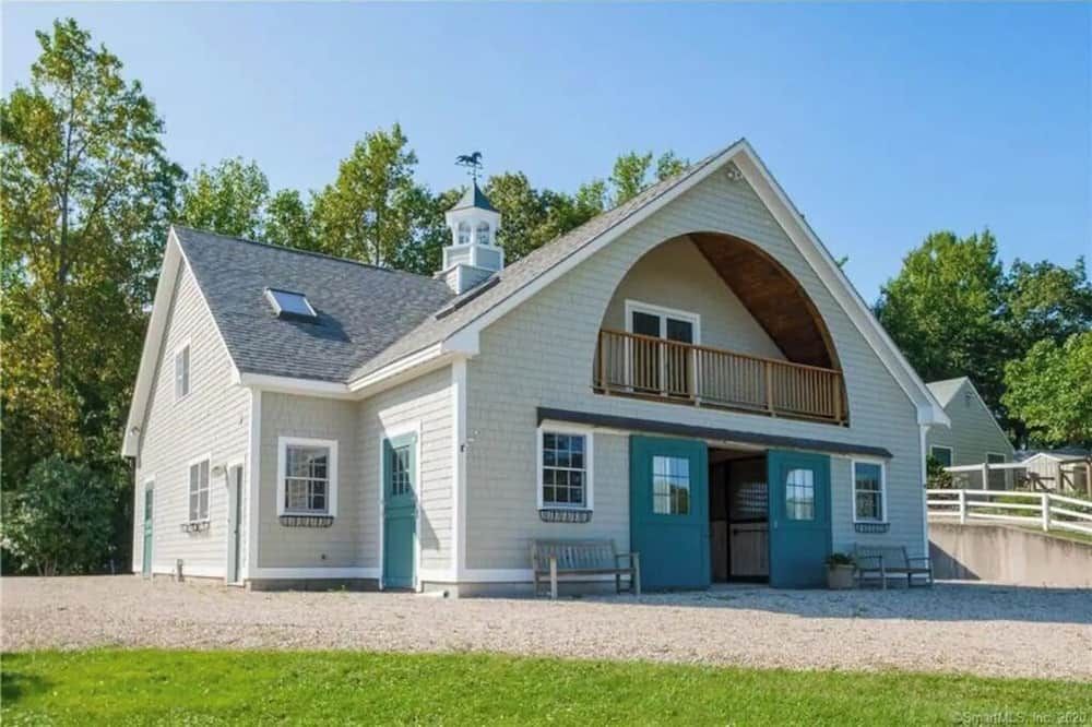 Farm Stay with Horses & Pool with Mountaintop Views