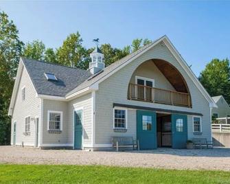 Mountaintop Horse Farm with Heated Pool - Bloomfield - Edificio