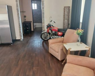 Custom home 2-bedroom house Rancho Cucamonga - Rancho Cucamonga - Living room