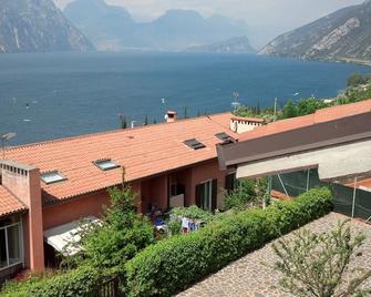 Penthouse with terrace overlooking Lake Garda in Malcesine (VR) - Malcesine - Building