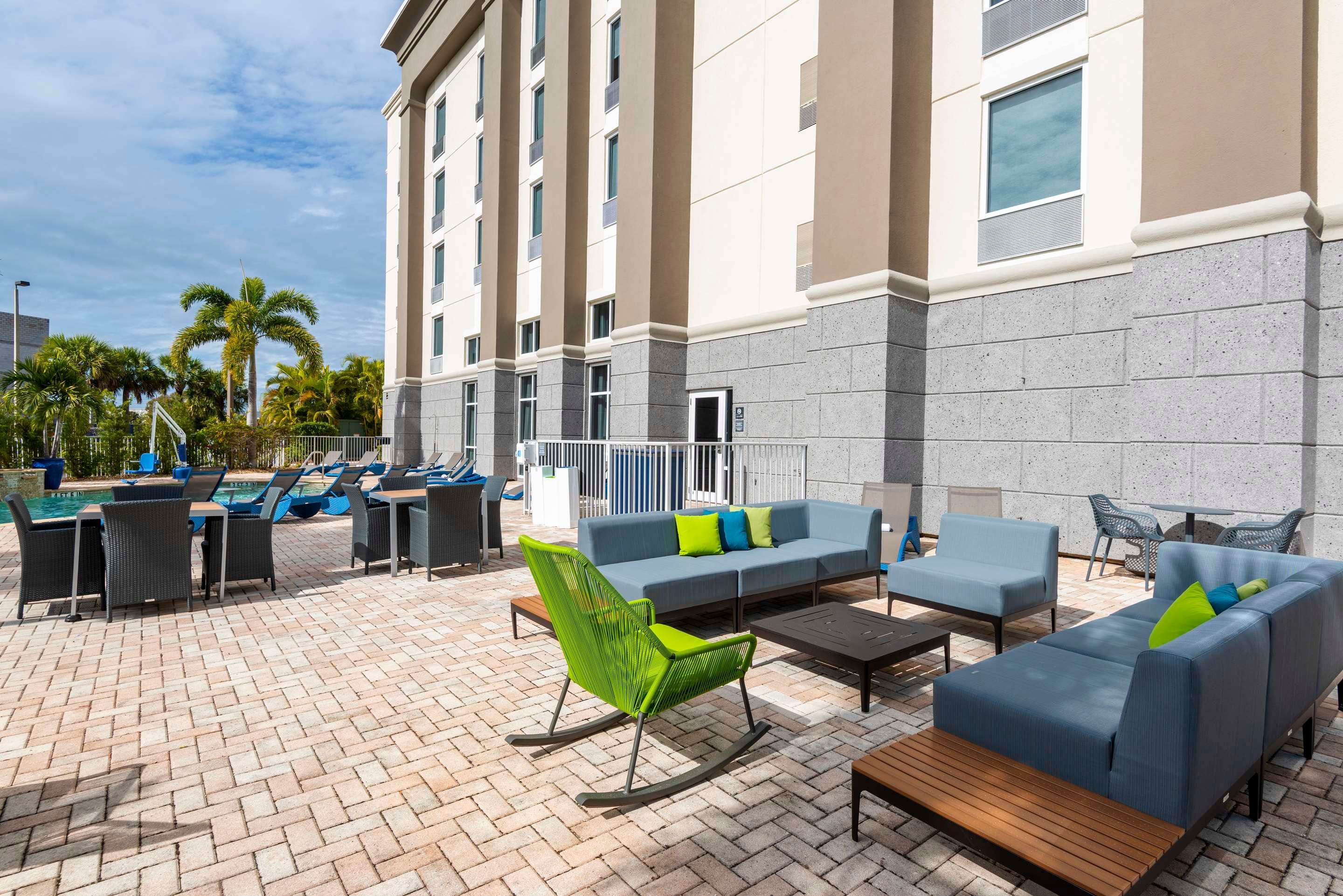 Patio view of Hampton Inn & Suites Fort Myers-Colonial Blvd.